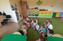 dzieci ogladaja film o segregacji smieci