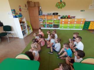 dzieci ogladaja film o segregacji smieci