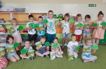 dzieci z praca plastyczna drzewa z rolki po papierze