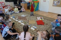 Wiktoria prezentuje dzieciom z gr. V wykonana wspolnie torbe ekologiczna.