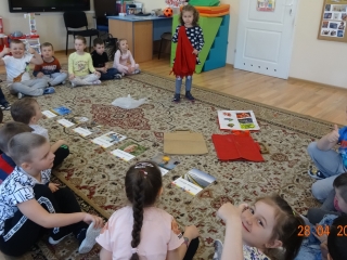 Wiktoria prezentuje dzieciom z gr. V wykonana wspolnie torbe ekologiczna.