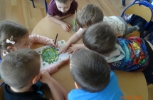 Skupione pieciolatki zaznaczaja na kuli ziemskiej roznice - pozytywny i negatywny wplyw czlowieka na nature.