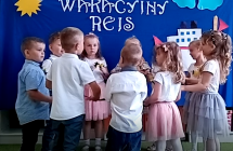 Dzieci z grupy VIII tancza walczyka.  