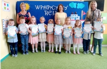 Dzieci z grupy VIII prezentuja swoje dyplomy zakonczenia roku.  