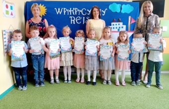 Dzieci z grupy VIII prezentuja swoje dyplomy zakonczenia roku.  