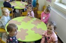 dzieci z kolek skleily misia