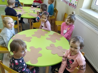 dzieci z kolek skleily misia