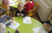 dzieci wyklejaja slonce