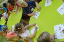 dzieci przeliczaja rozne przedmioty