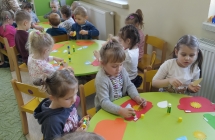 dzieci przyklejaja symbole pogody