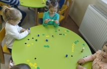 dzieci sklejaja kolka