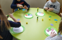 dzieci przeliczaja jajka