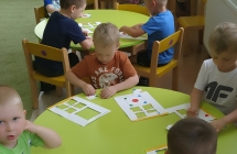 dzieci ukladaja tangalo