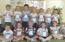 dzieci trzymaja dyplomy