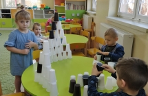 dzieci ulozyly piramide z kubkow