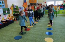 dzieci skacza po kolkach