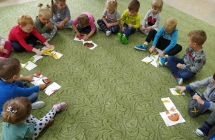 dzieci ukladaja obrazek z elementow