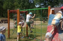 Dzieci na  placu zabaw