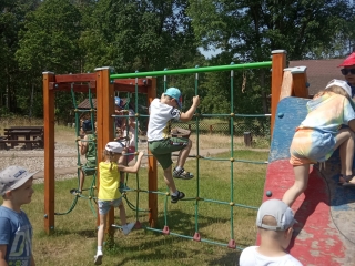 Dzieci na  placu zabaw