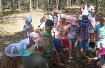 Dzieci poznaja las z Pania Lesnik