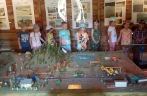 Przedszkolaki przy makiecie kopalni