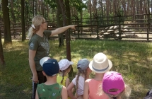 Dzieci przy zagrodzie dla zwsierzat