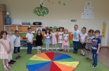 Dzieci recytuja wierszyk