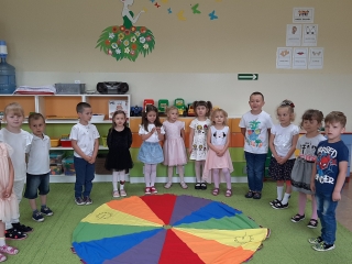 Dzieci recytuja wierszyk