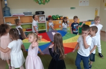 Dzieci tancza i spiewaja piosenke