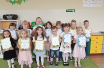 Dzieci z otrzymanymi dyplomami