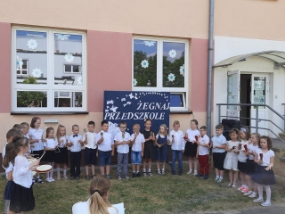 Dzieci graja na instrumentach