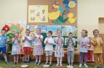 Przedszolaki spiewaja piosenke i klaszcza w rece
