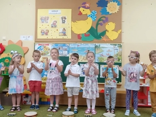 Przedszolaki spiewaja piosenke i klaszcza w rece