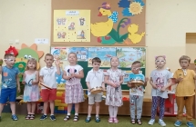 Dzieci z gr. Kotki graja na instrumentach