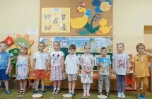 Dzieci z gr. III podczas wystepu - zakonczenie roku szkolnego