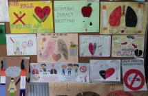 Wystawa plakatow wykonanych przez dzieci i rodzicow na temat deklaruje - nie pale