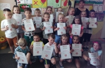 dzieci ustawione w grupie trzymaja w rekach dyplomy za udzial w Przegladzie Plastycznym Deklaruje - nie pale