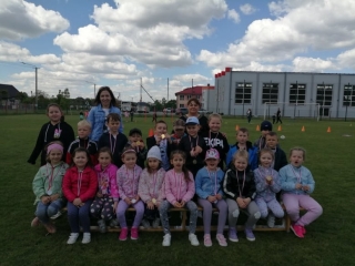 Dzieci z medalami za Spartakiade przedszkolakow