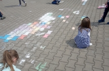 Rysowanie kreda na chodniku