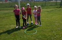 Dziewczynki z kolami hula hop