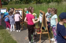 Malowanie farbami na sztalugach