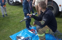 Dziecko trzyma sprzet strazacki