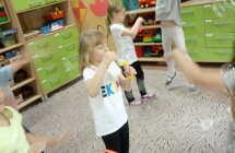 Dzieci puszczaja banki mydlane