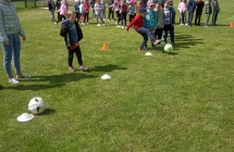 Grupa dzieci uczestniczy w zabawach ruchowych