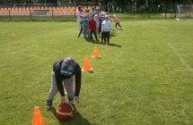 Dzieci uczestnicza w konkurencji sportowej