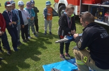 Dzieci obserwuja sprzet strazacki