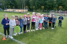 Dzieci pokazuja medale