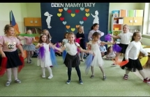 Dziewczynki tancza z kolorowymi chustami w rekach