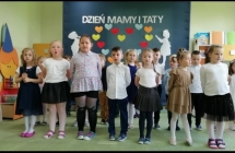 Dzieci ustawione w 3 rzedach spiewaja piosenke