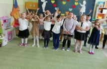 Dzieci podczas spiewania wykonuja ruchy ilustrujace piosenke